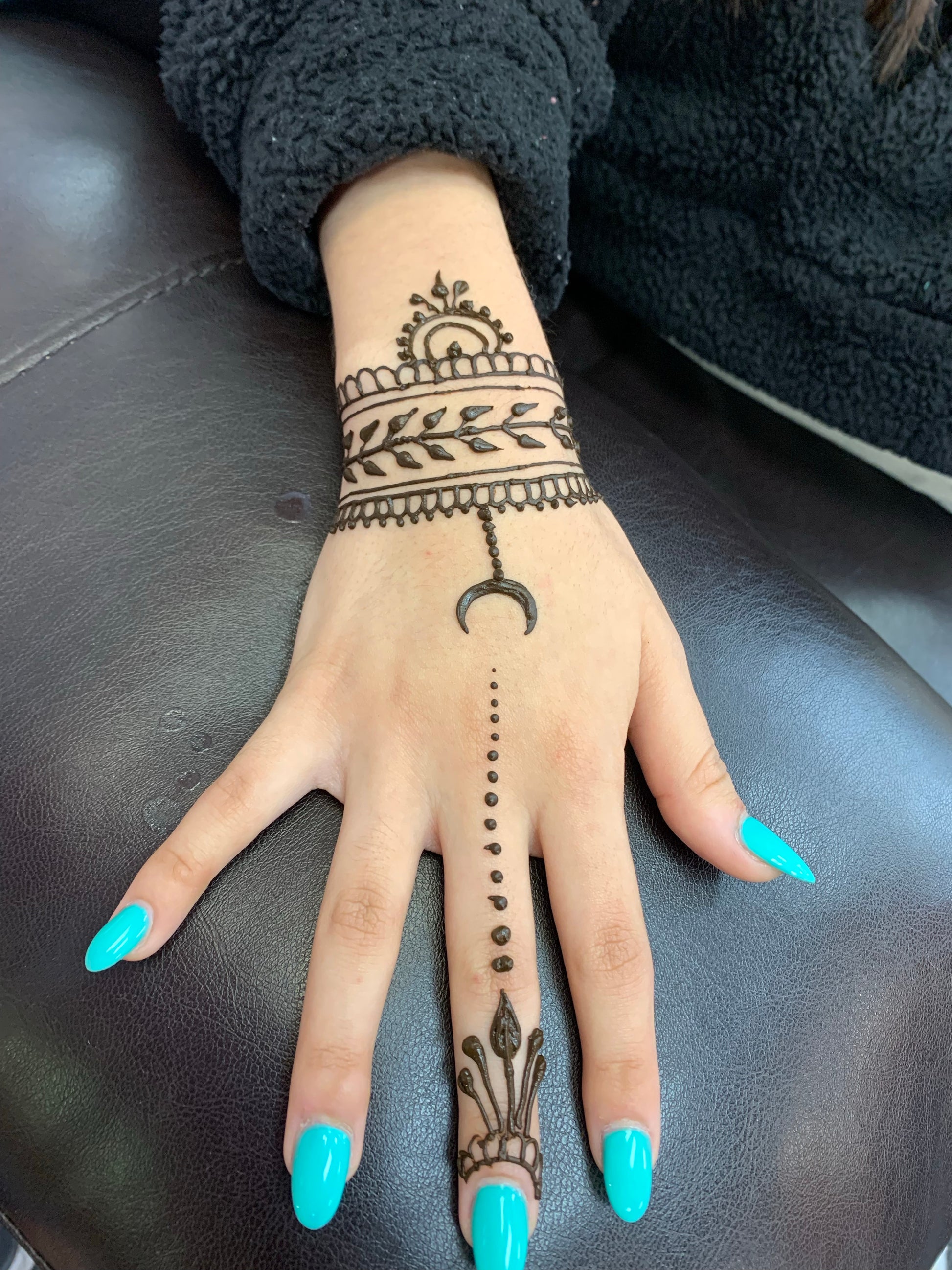 wrist and finger henna tattoo design